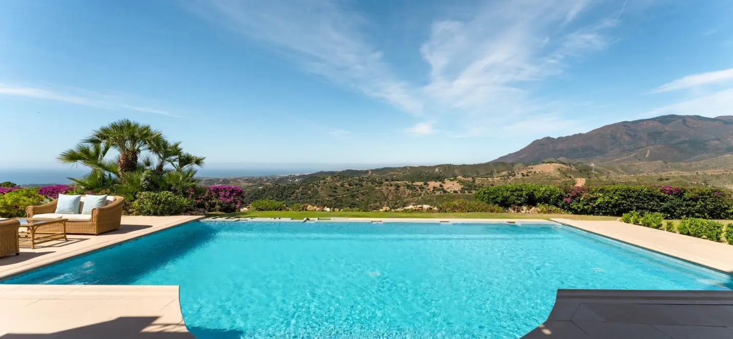 Sale of detached villa in Estepona 1