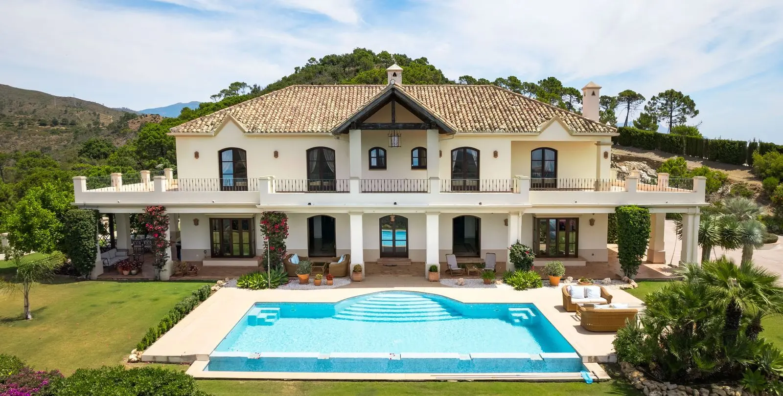 Sale of detached villa in Estepona 3