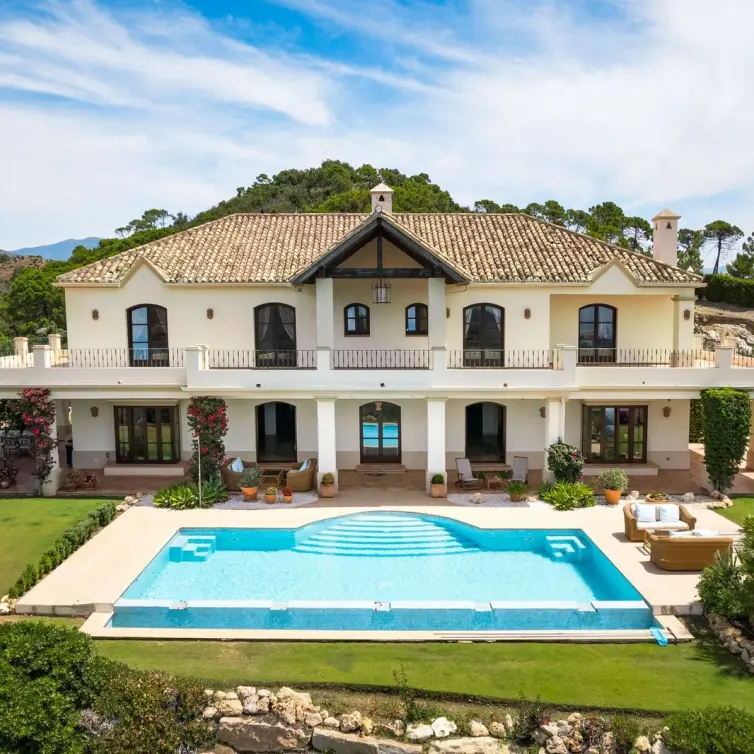 Sale of detached villa in Estepona