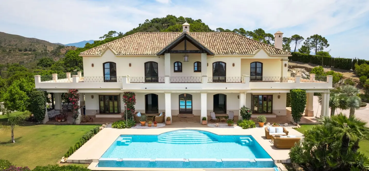 Sale of detached villa in Estepona 2