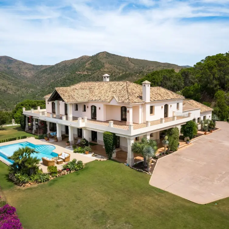 Sale of detached villa in Estepona