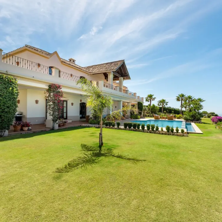 Sale of detached villa in Estepona