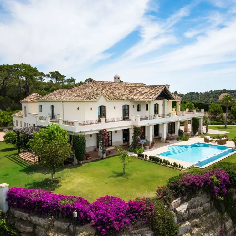 Sale of detached villa in Estepona