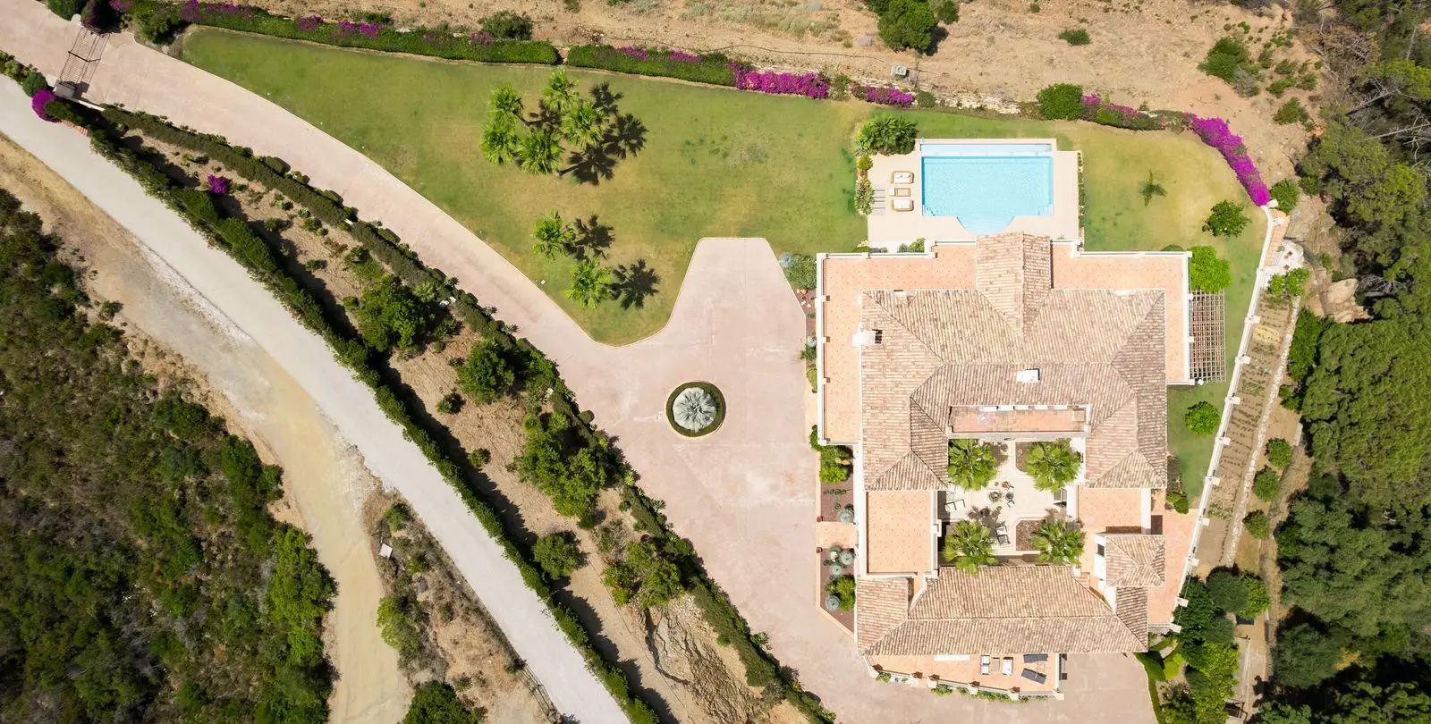 Sale of detached villa in Estepona 9