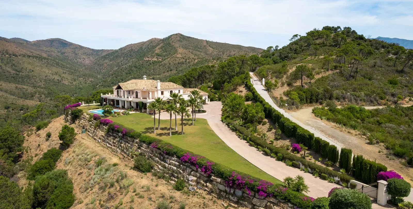 Sale of detached villa in Estepona 12