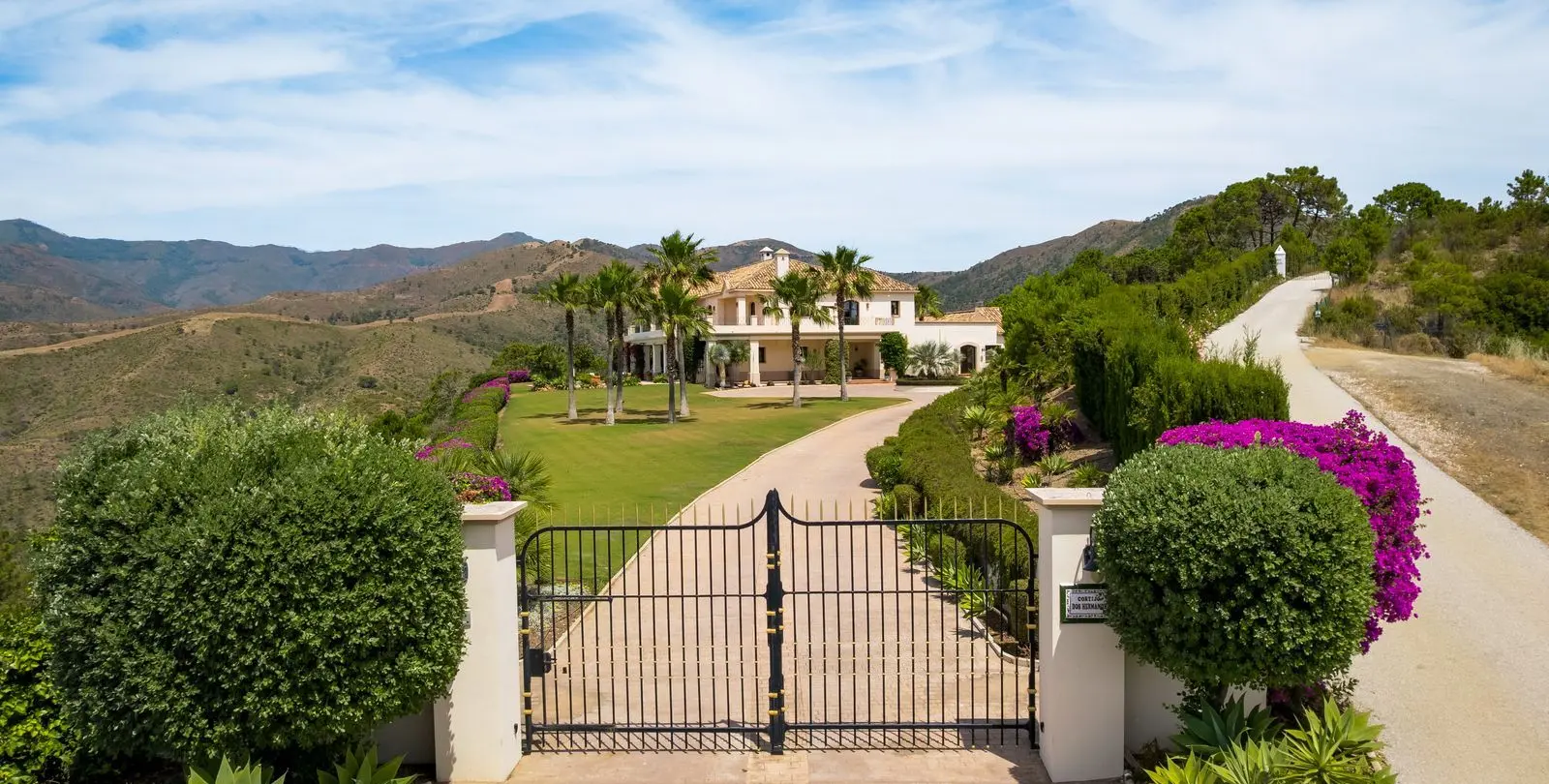 Sale of detached villa in Estepona 13