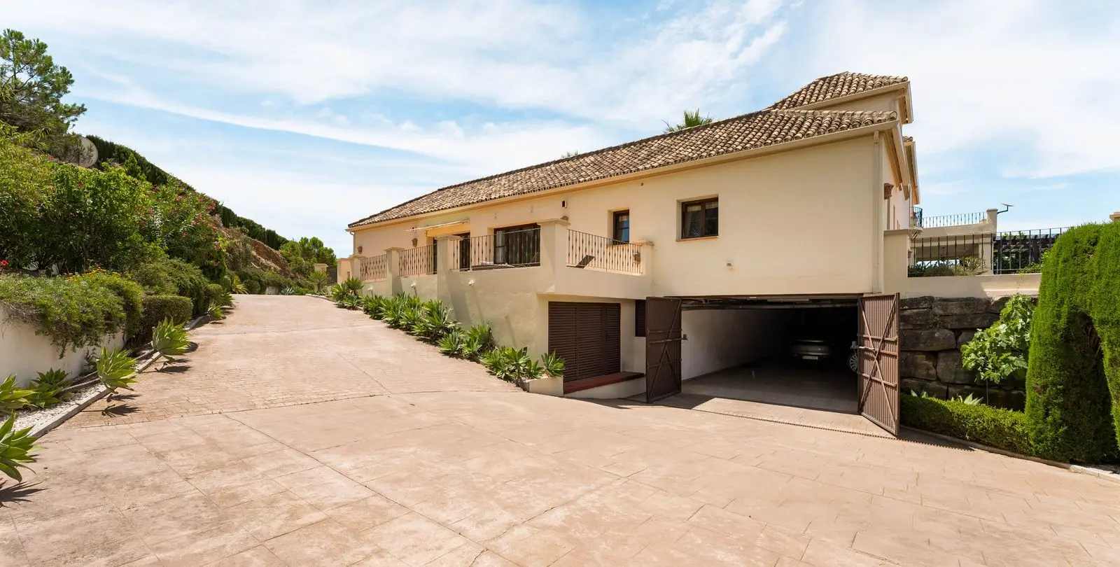 Sale of detached villa in Estepona 16
