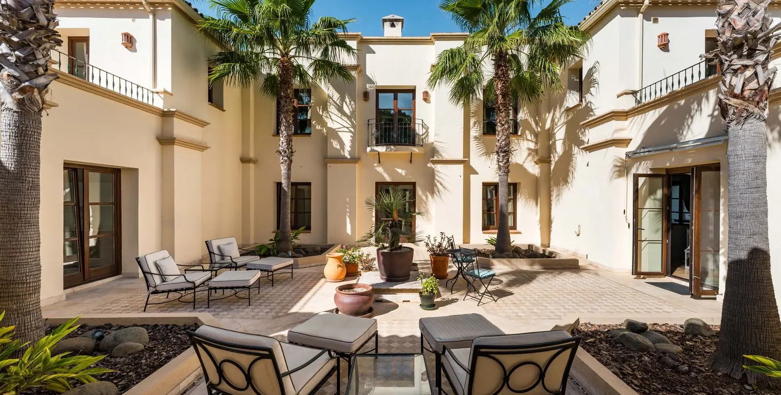 Sale of detached villa in Estepona 17