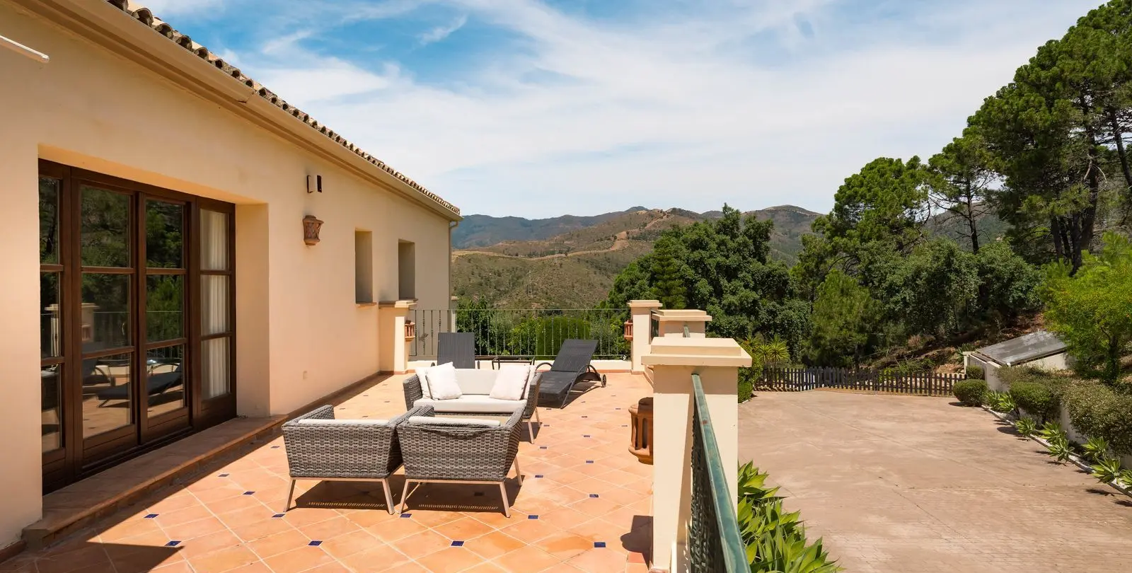 Sale of detached villa in Estepona 18