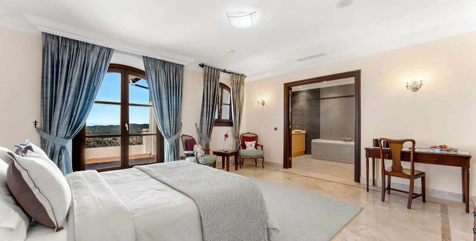 Sale of detached villa in Estepona 24