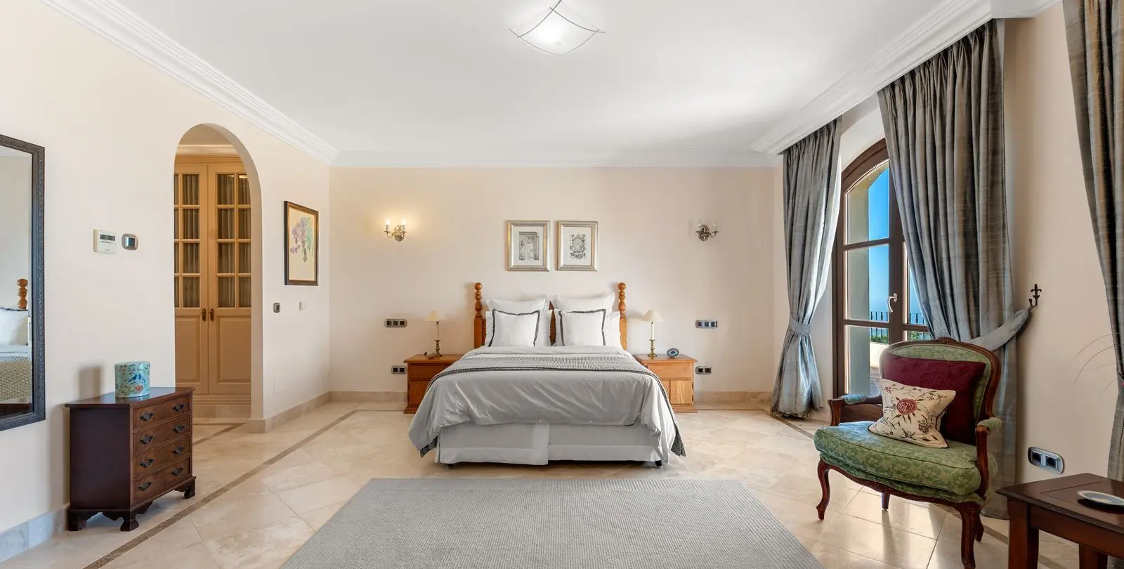 Sale of detached villa in Estepona 25