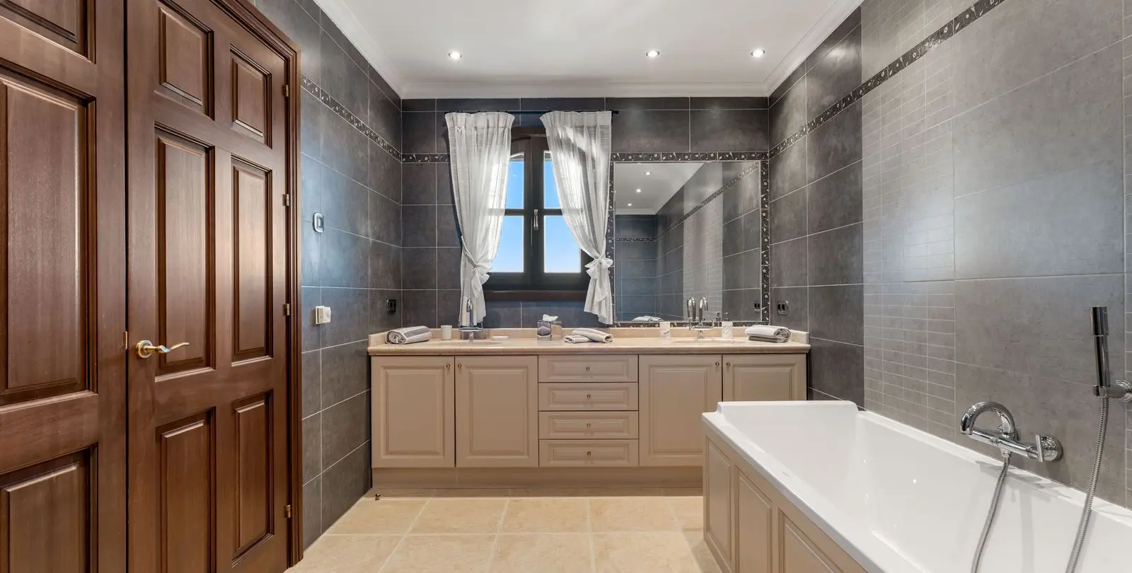 Sale of detached villa in Estepona 27