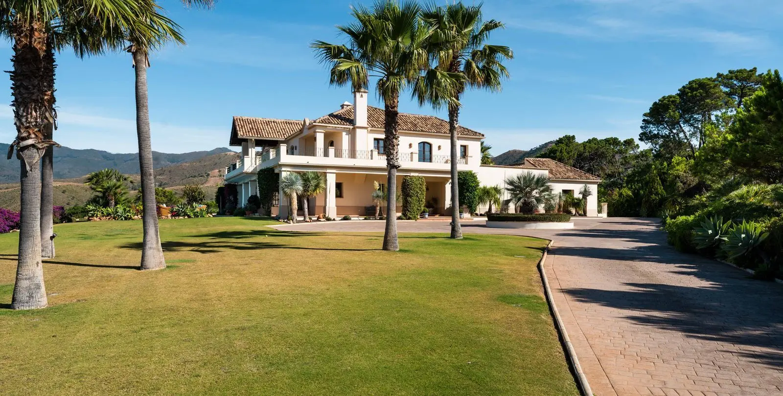 Sale of detached villa in Estepona 28