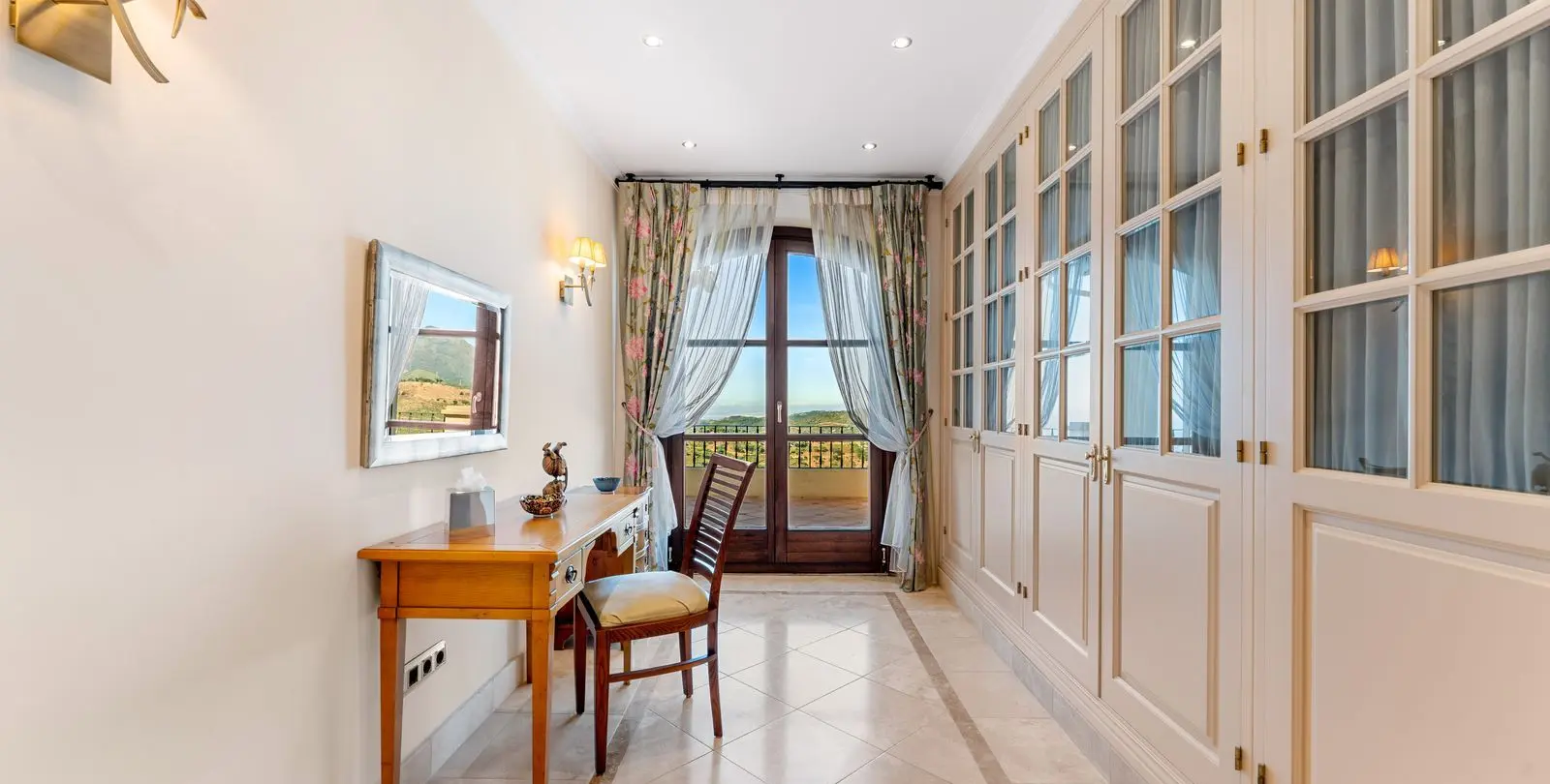 Sale of detached villa in Estepona 32