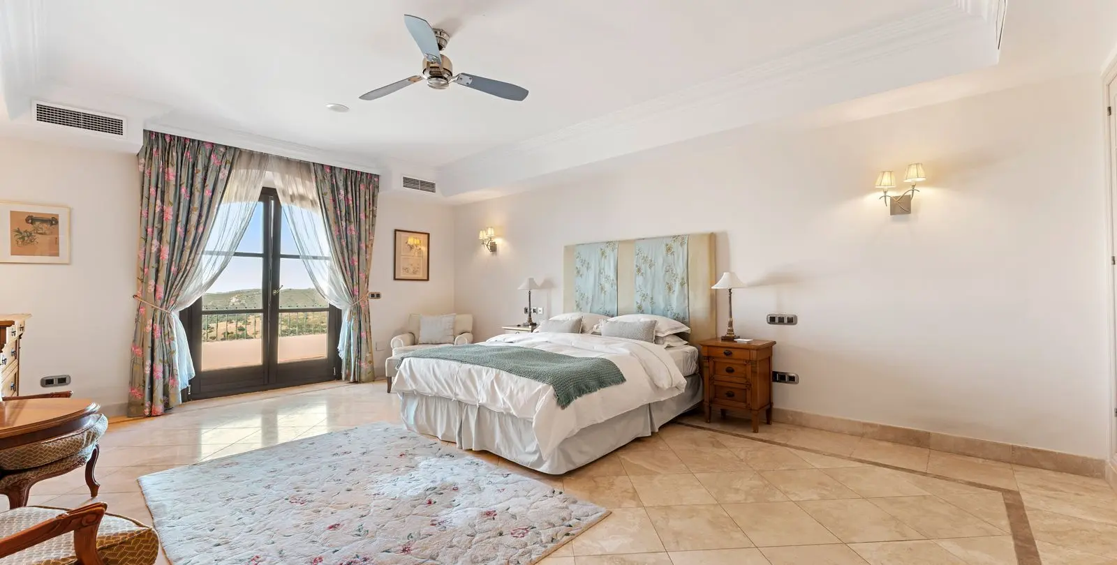 Sale of detached villa in Estepona 33