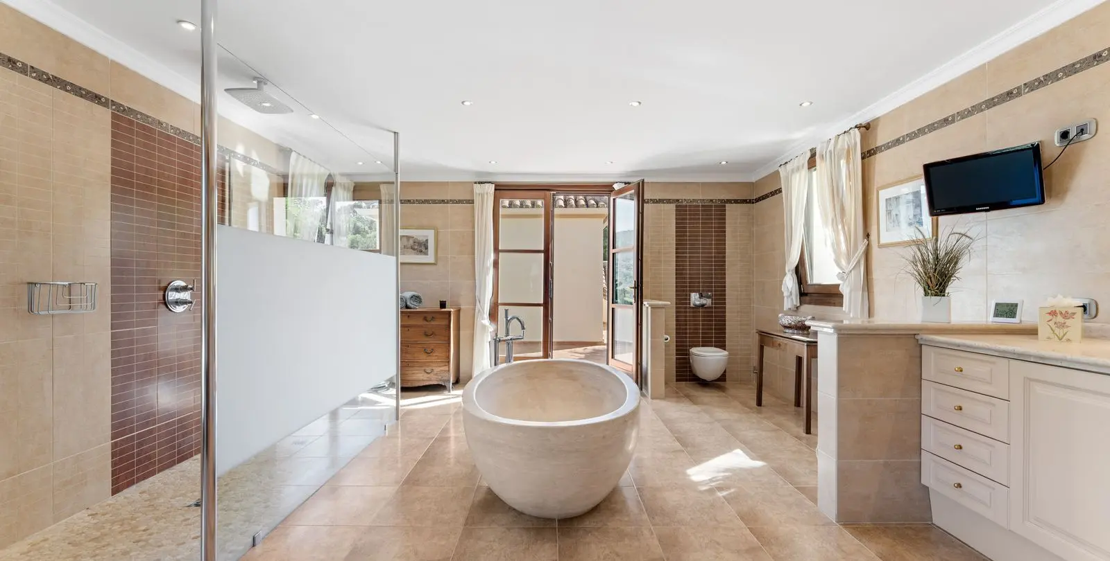 Sale of detached villa in Estepona 34