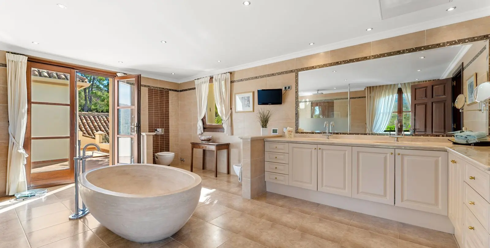 Sale of detached villa in Estepona 35