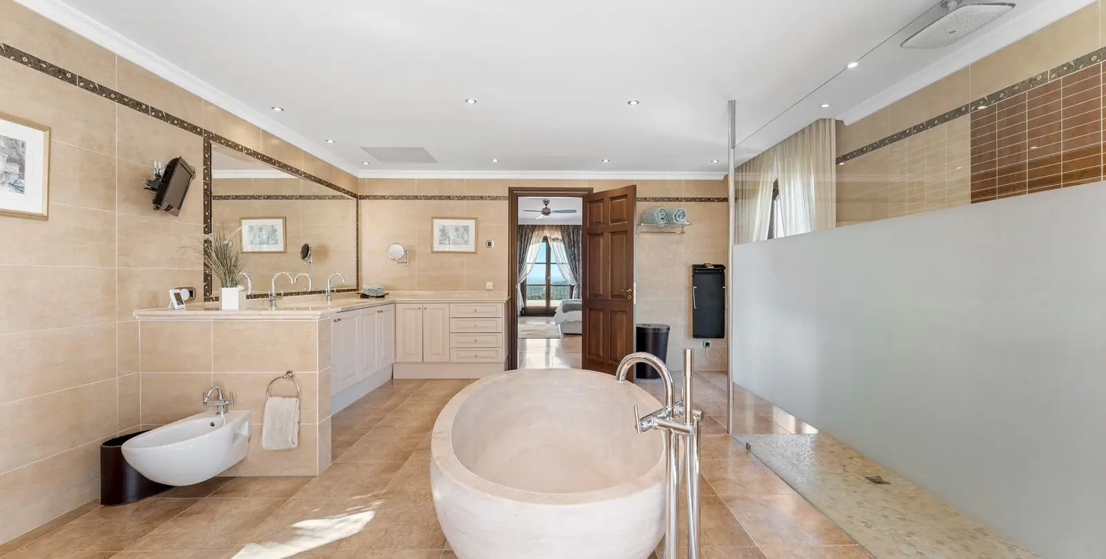 Sale of detached villa in Estepona 36