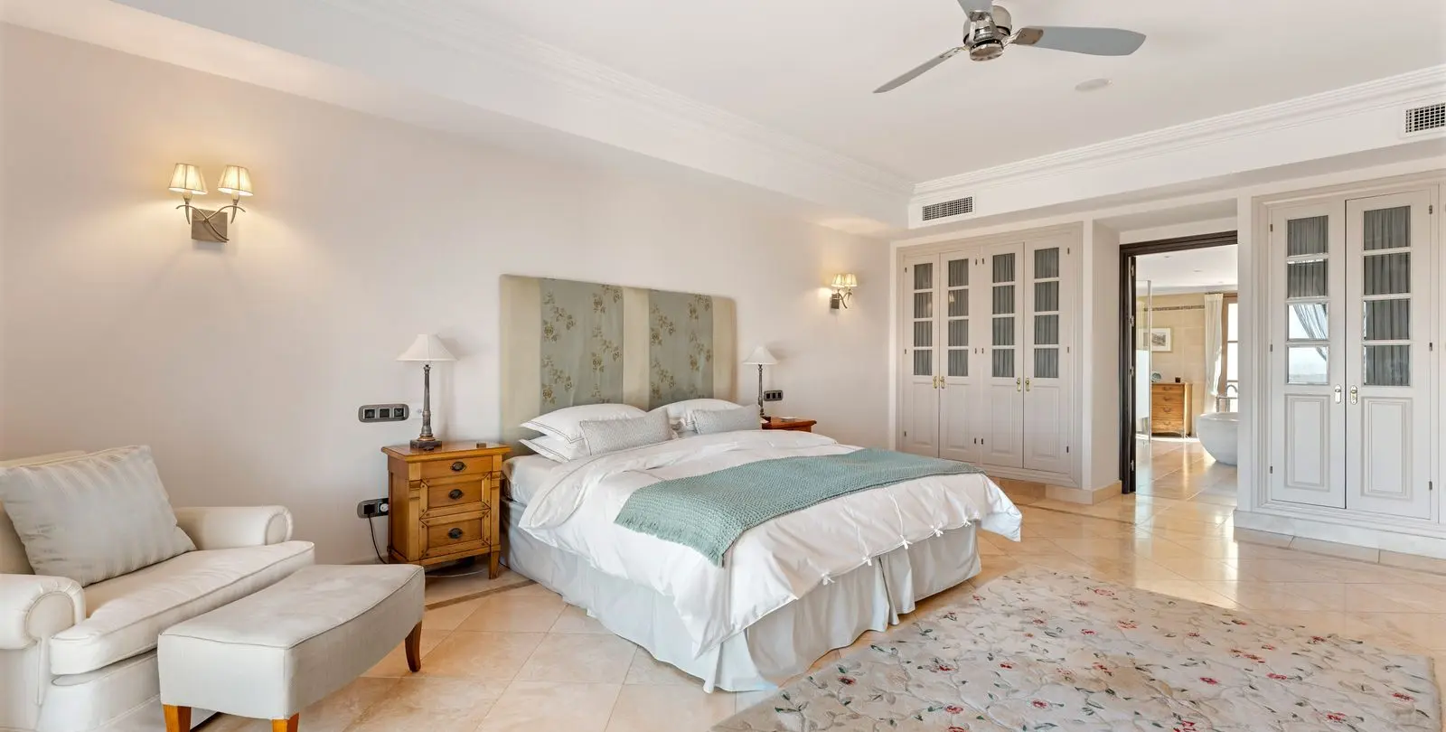 Sale of detached villa in Estepona 37