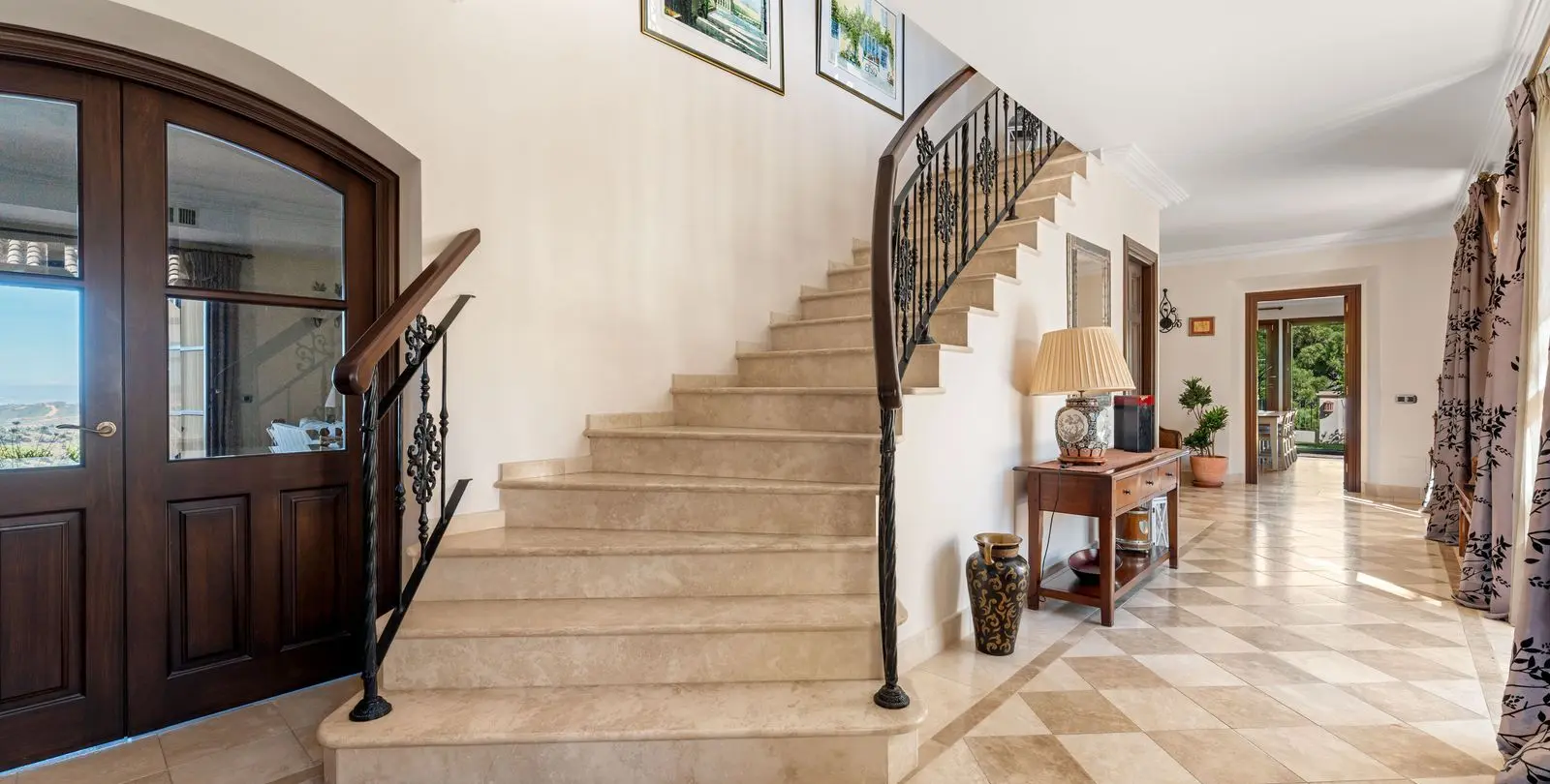 Sale of detached villa in Estepona 38