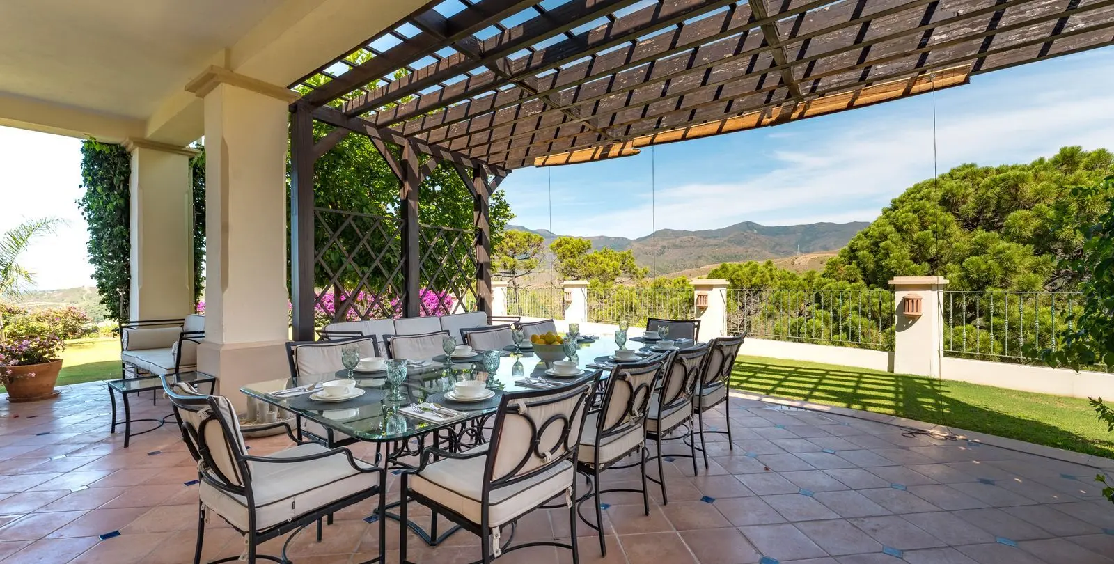Sale of detached villa in Estepona 39