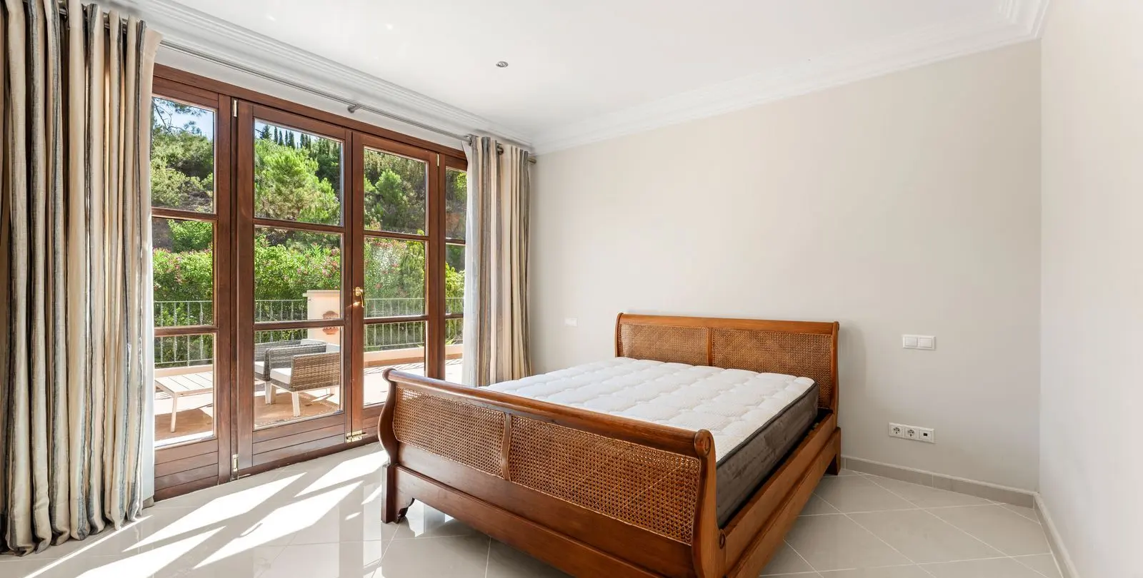 Sale of detached villa in Estepona 43