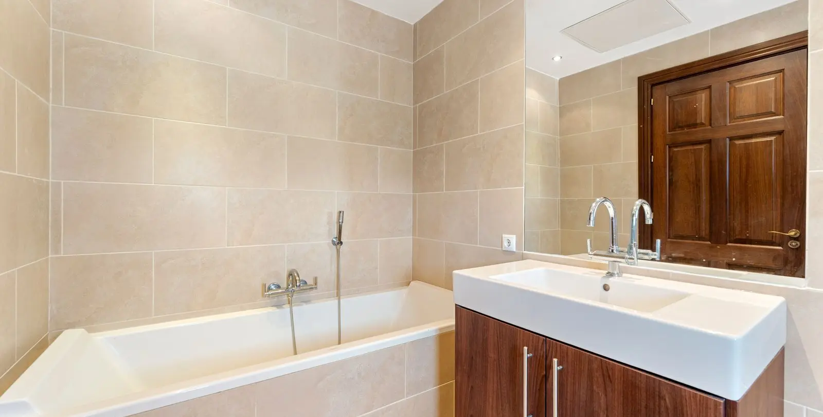 Sale of detached villa in Estepona 46