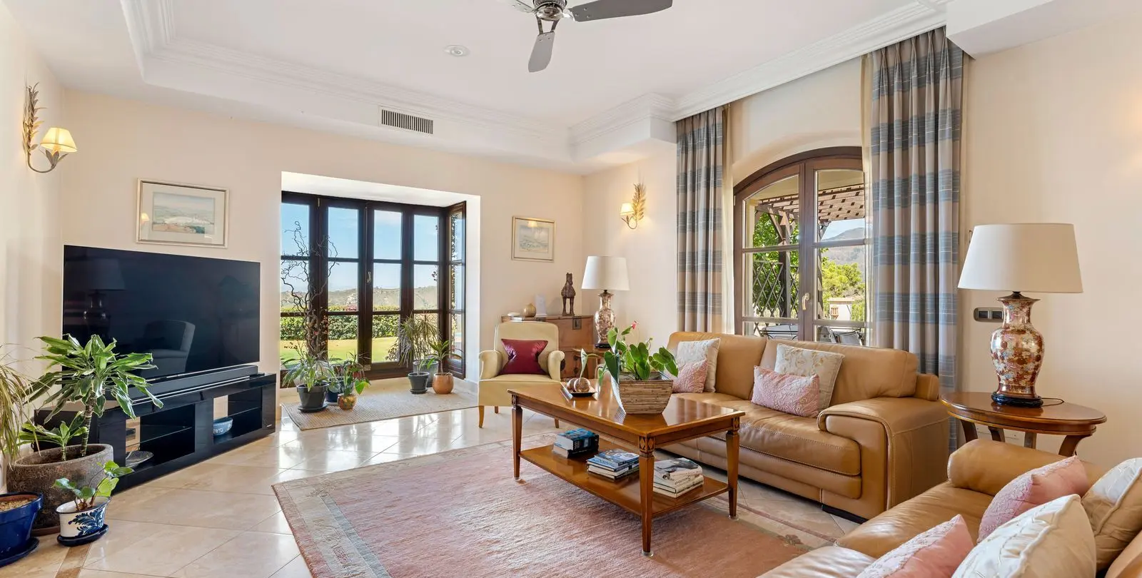 Sale of detached villa in Estepona 56