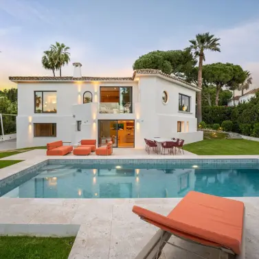 Venta de villa independiente en Nueva Andalucía