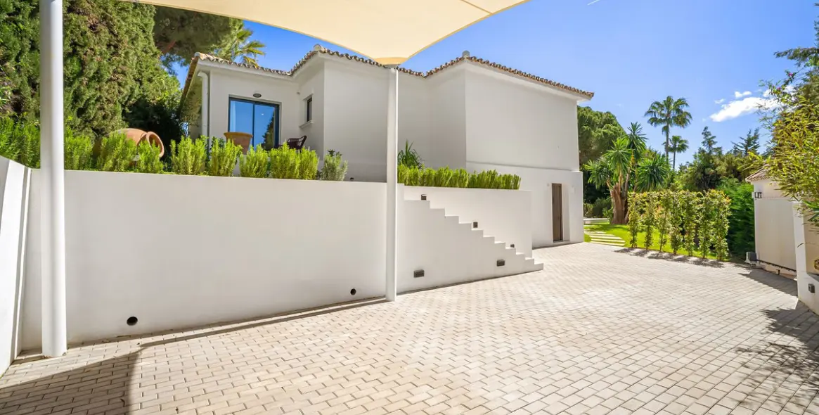 Venta de villa independiente en Nueva Andalucía 13