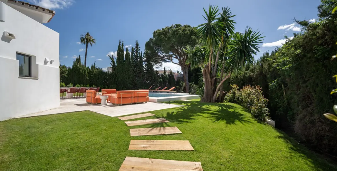Venta de villa independiente en Nueva Andalucía 38