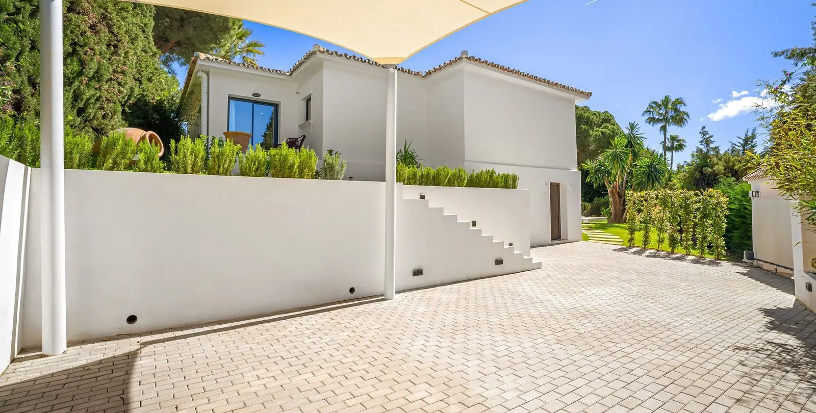 Sale of detached villa in Nueva Andalucía 13