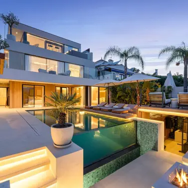 Venta de villa independiente en Nueva Andalucía