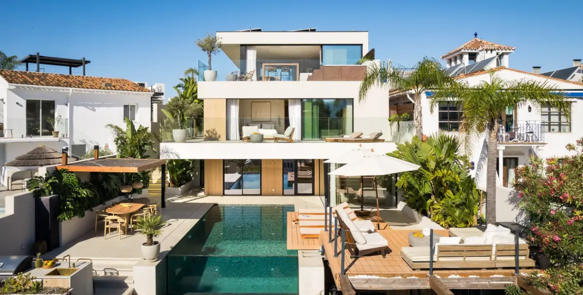 Venta de villa independiente en Nueva Andalucía 16