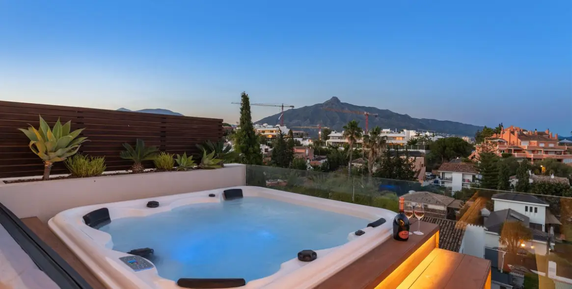 Venta de villa independiente en Nueva Andalucía 63