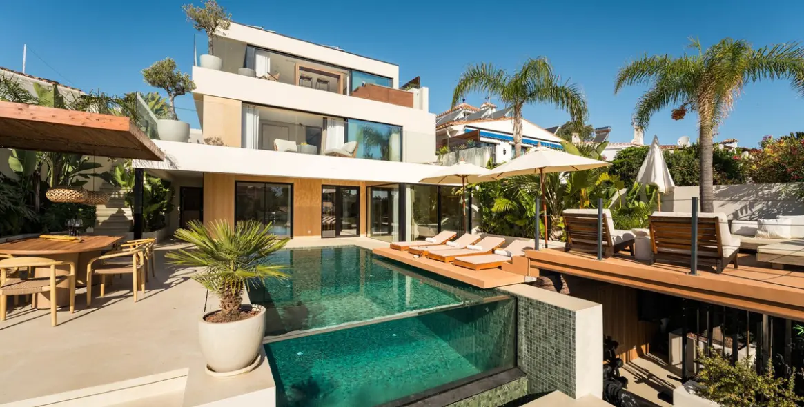 Venta de villa independiente en Nueva Andalucía 111