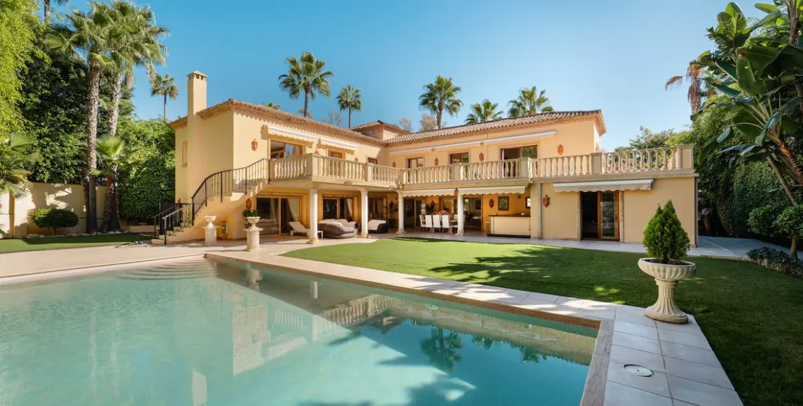 Sale of detached villa in Nueva Andalucía 1