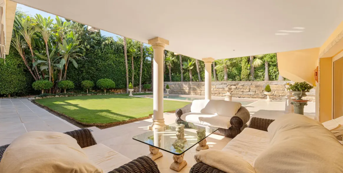 Sale of detached villa in Nueva Andalucía 15