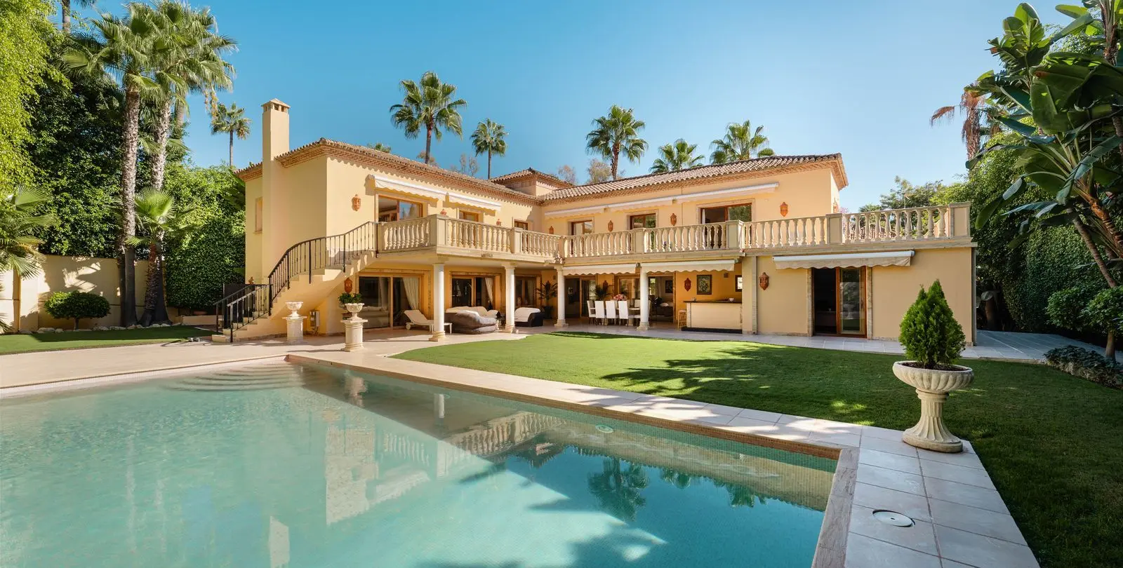 Venta de villa independiente en Nueva Andalucía 1