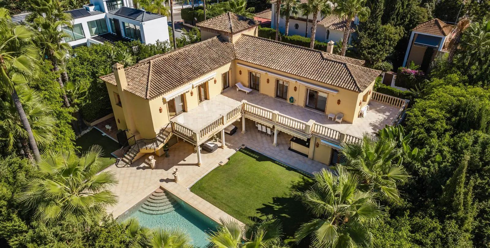 Venta de villa independiente en Nueva Andalucía 2
