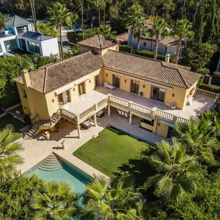 Sale of detached villa in Nueva Andalucía