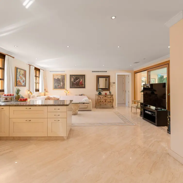 Sale of detached villa in Nueva Andalucía