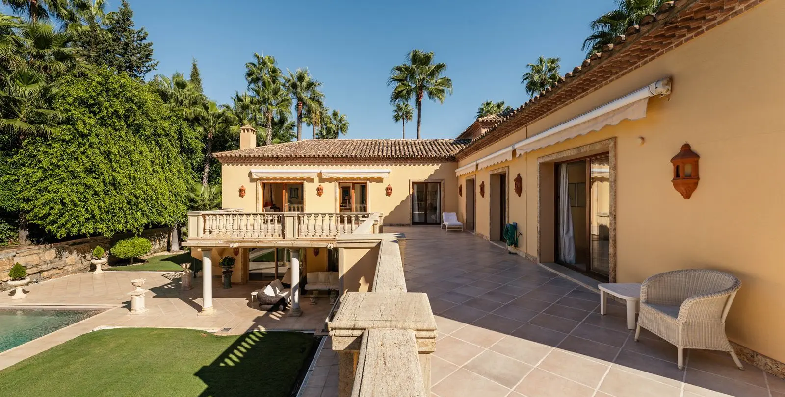 Venta de villa independiente en Nueva Andalucía 28