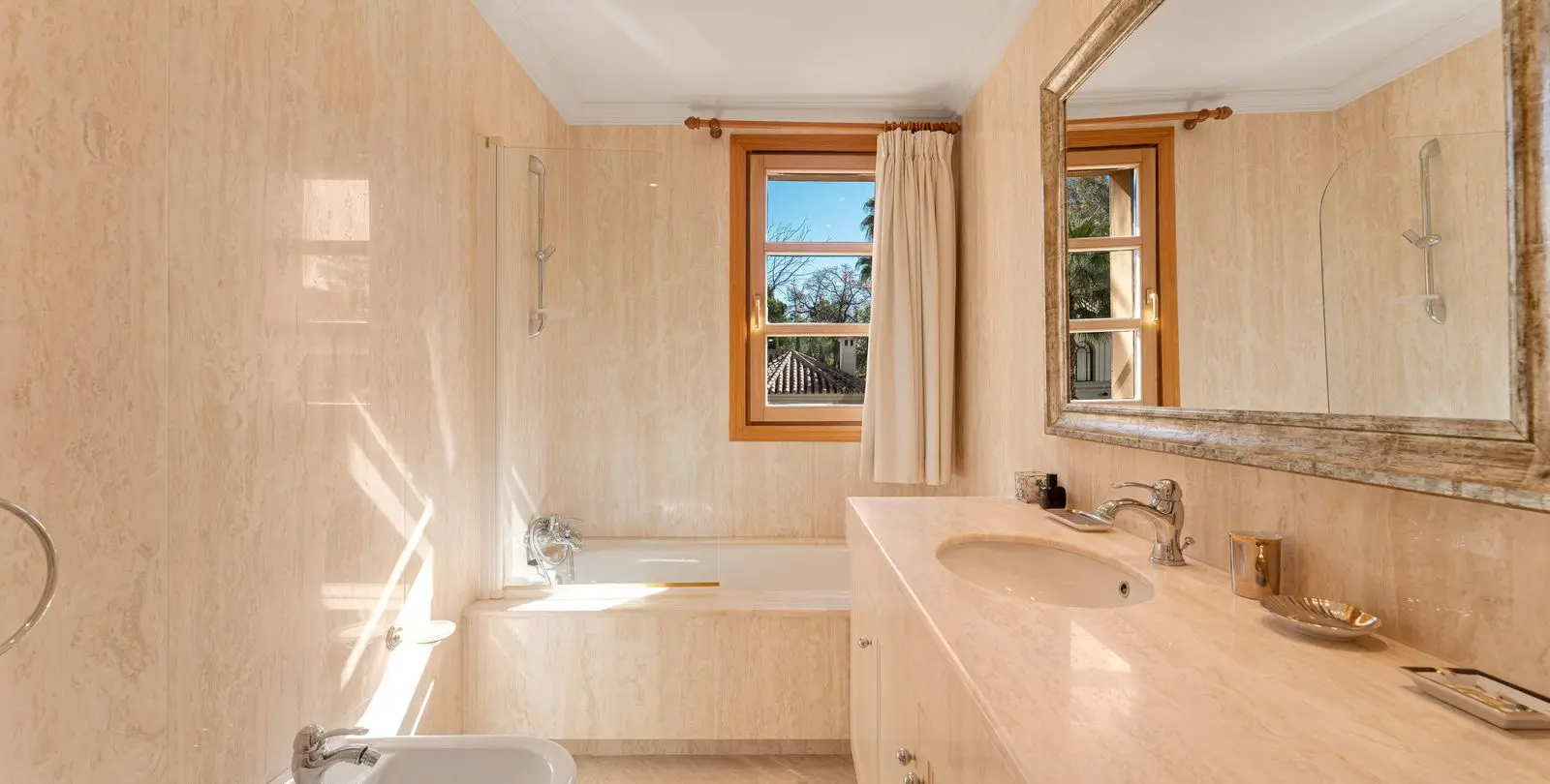 Venta de villa independiente en Nueva Andalucía 18