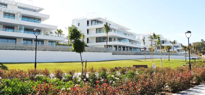 Short-term rent of middle floor apartment in Estepona 0