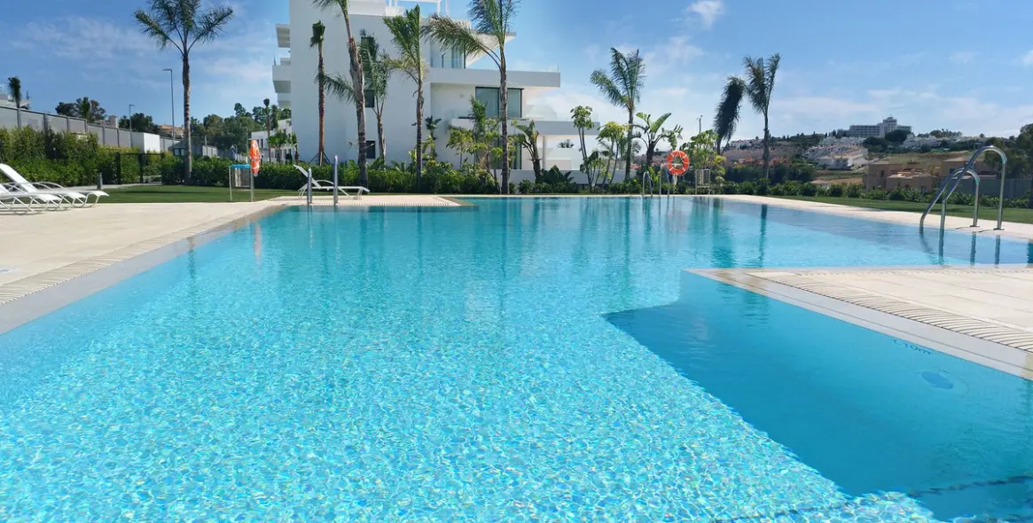 Alquiler a corto plazo de apartamento en planta media en Estepona 2