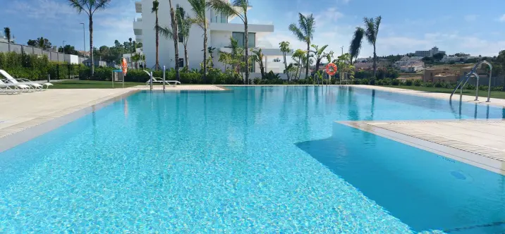 Short-term rent of middle floor apartment in Estepona 1
