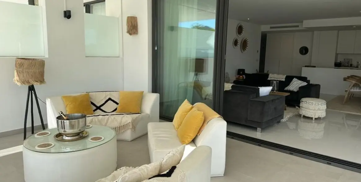 Alquiler a corto plazo de apartamento en planta media en Estepona 3