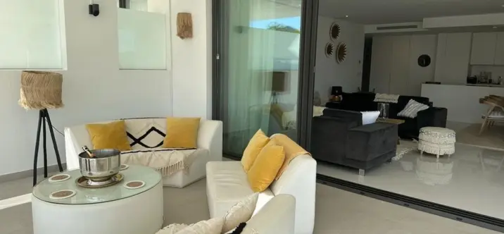 Short-term rent of middle floor apartment in Estepona 2