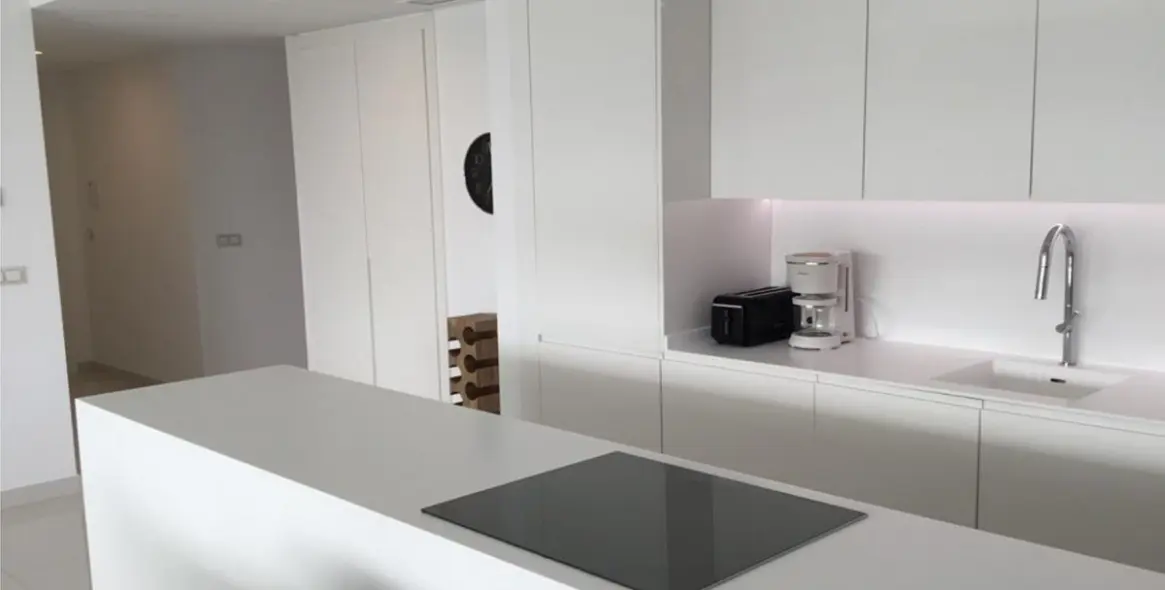 Alquiler a corto plazo de apartamento en planta media en Estepona 8